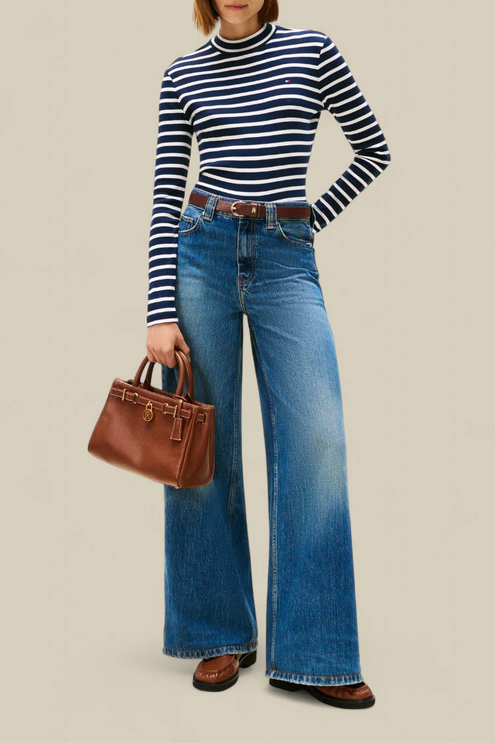 תמונת כל הלוק של חולצת פסים ארוכה